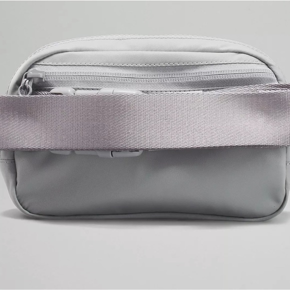 Lululemon everywhere belt bag. Silver drop. - Picture 3 of 5